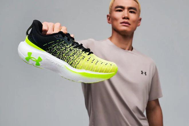 代「厚底跑鞋」登场！看着就爽！bsport体育网站UA 新一(图4)