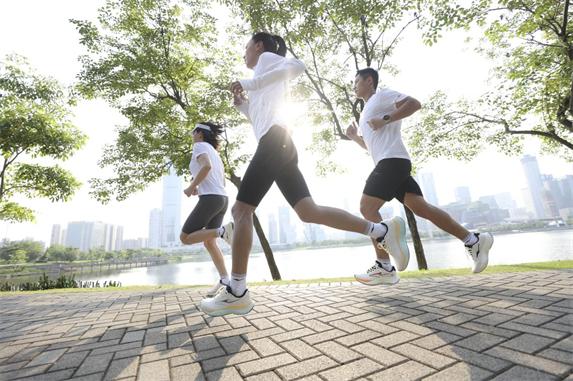 年度好物！鸿星尔克公园跑鞋赋能国动新动能必一运动sport网页版登录入选2024(图4)
